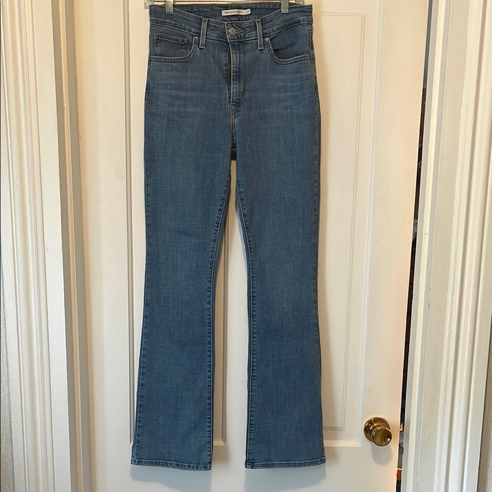 Levi’s Classic Blue 725 Women's Tall High Rise Bootcut Jeans.